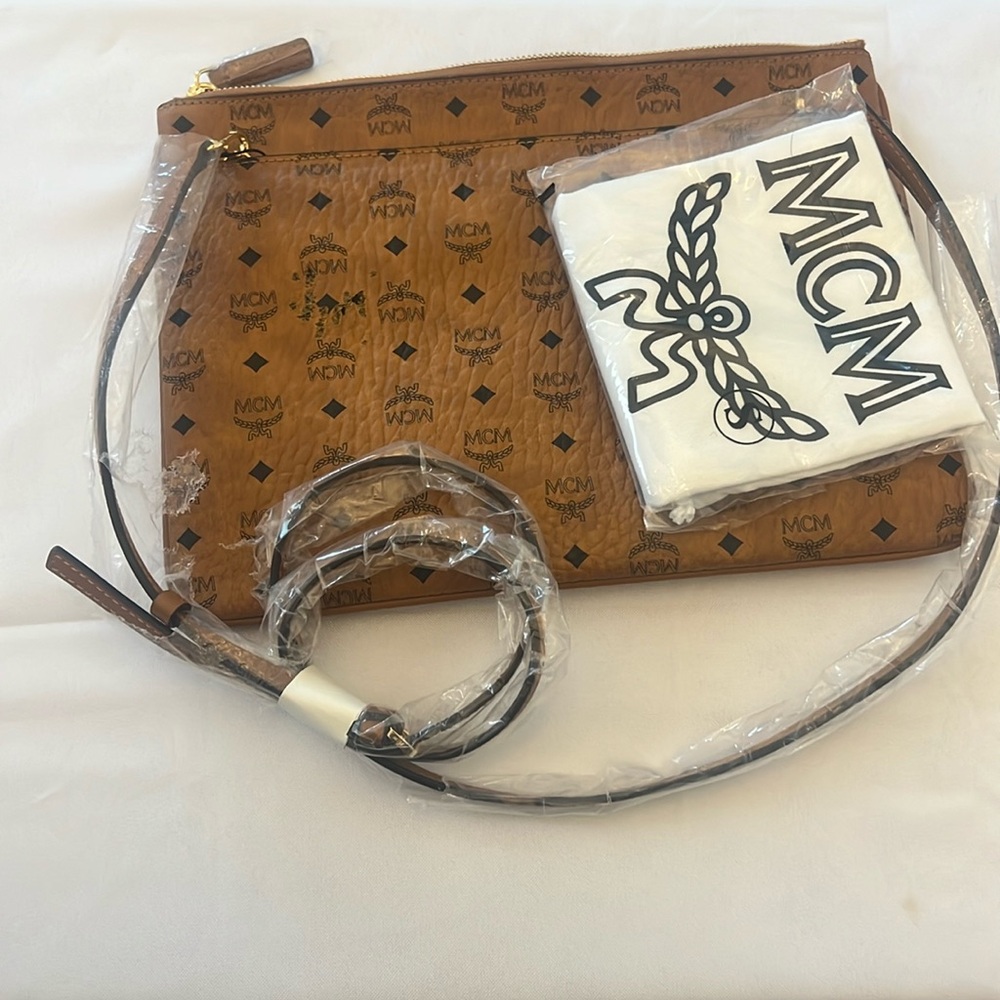 the medium Liz can be reversed to show off the hypnotic Cubic monogram pattern. - Picture 3 of 6